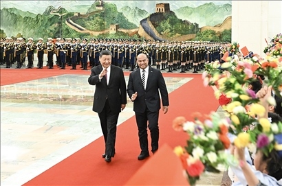 △2024年3月25日，習(xí)近平主席在北京人民大會堂同來華進(jìn)行國事訪問的瑙魯總統(tǒng)阿迪昂舉行會談。這是會談前，習(xí)近平主席在人民大會堂北大廳為阿迪昂總統(tǒng)舉行歡迎儀式。