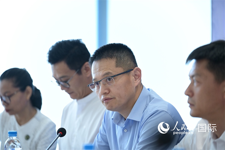 緬甸中國企業(yè)商會會長、工商銀行仰光分行行長劉銘介紹有關情況-人民網(wǎng)記者謝佳君攝