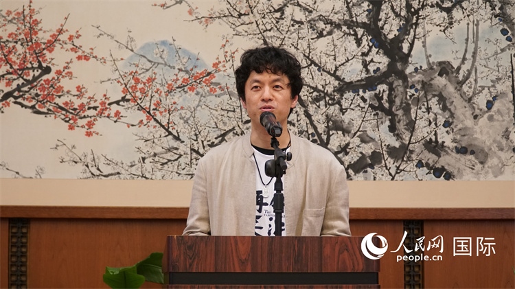 影片導(dǎo)演竹內(nèi)亮致辭。人民網(wǎng) 蔣曉辰攝