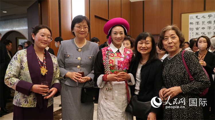 來(lái)賓與茨姆等人熱烈交流并合影留念。人民網(wǎng) 蔣曉辰攝