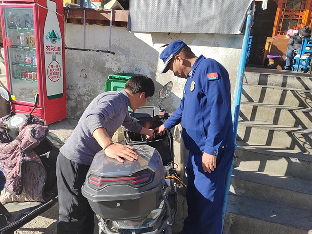 拉薩市消防救援支隊組織開展電動自行車消防安全檢查工作。受訪者供圖