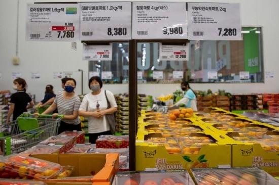 2022年7月9日，人們在韓國高陽市一家超市水果區(qū)購物。新華社記者王益亮攝