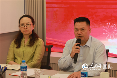 巴西和統(tǒng)會(huì)會(huì)長張小春（右）在座談會(huì)上致辭。人民網(wǎng)記者 陳海琪攝
