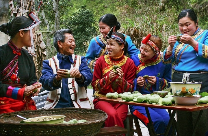 畬族群眾一起做清明果。供圖 共享聯(lián)盟·景寧