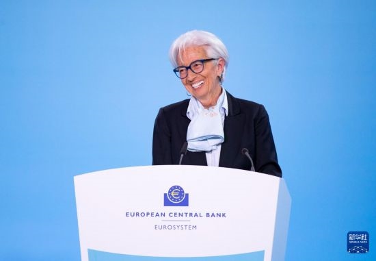 4月11日，歐洲中央銀行行長拉加德在德國法蘭克福歐洲中央銀行總部出席新聞發(fā)布會。新華社記者 張帆 攝