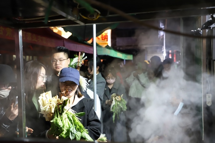 天水麻辣燙爆火，游客正在排隊。圖片來源：天水市融媒體中心