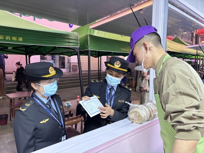 甘肅省天水市麥積區(qū)北道埠街道市場監(jiān)管所為麥積區(qū)步行街開辦的“麻辣燙一條街”提供送證上門服務。受訪者供圖