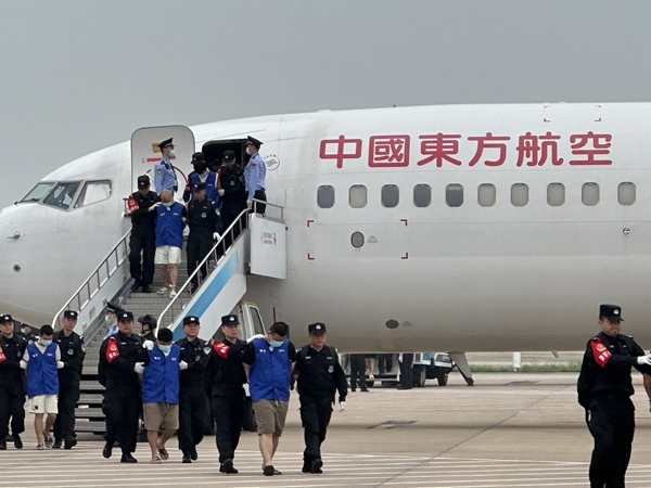 中國(guó)籍涉賭詐違法犯罪嫌疑人從柬埔寨被押解回國(guó)。人民網(wǎng)記者 郝萍攝