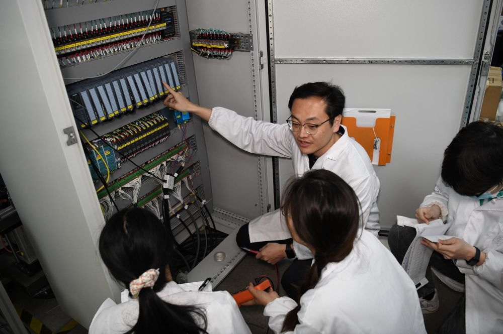 2024年4月6日，在位于安徽合肥的中國(guó)科學(xué)技術(shù)大學(xué)，安徽省先進(jìn)功能高分子薄膜工程實(shí)驗(yàn)室團(tuán)隊(duì)成員在檢修自主研制的高分子薄膜原位雙向拉伸實(shí)驗(yàn)設(shè)備的電氣控制系統(tǒng)。