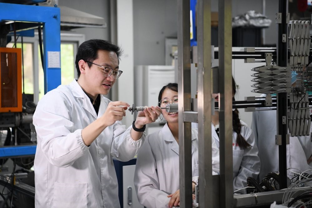 2024年4月6日，在位于安徽合肥的中國(guó)科學(xué)技術(shù)大學(xué)，安徽省先進(jìn)功能高分子薄膜工程實(shí)驗(yàn)室團(tuán)隊(duì)成員朱健和（左）在和同事討論實(shí)驗(yàn)設(shè)備的設(shè)計(jì)方案。