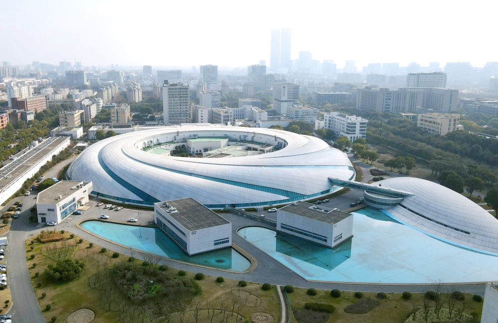 空中俯瞰位于上海張江科學(xué)城的上海光源（2024年2月27日攝，無(wú)人機(jī)照片）。