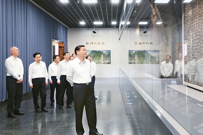 2023年7月29日，中共中央總書記、國家主席、中央軍委主席習(xí)近平在四川考察結(jié)束返京途中，來到陜西省漢中市考察。這是習(xí)近平參觀漢中市博物館有關(guān)歷史文物展陳。 新華社記者 鞠鵬/攝