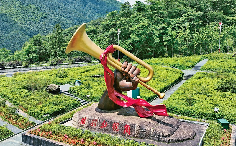 井岡山，是中國(guó)革命的搖籃。圖為2023年6月28日在井岡山拍攝的“勝利的號(hào)角”雕塑。 新華社記者 萬(wàn)象/攝