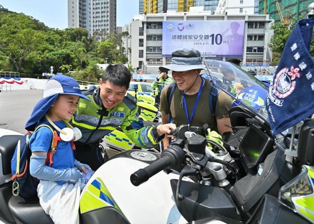 △2024年4月13日，香港特區(qū)政府警務處舉行“全民國家安全教育日”暨香港警察學院開放日開幕典禮。這是13日當天，警隊護送組人員現(xiàn)場向市民介紹其工作。