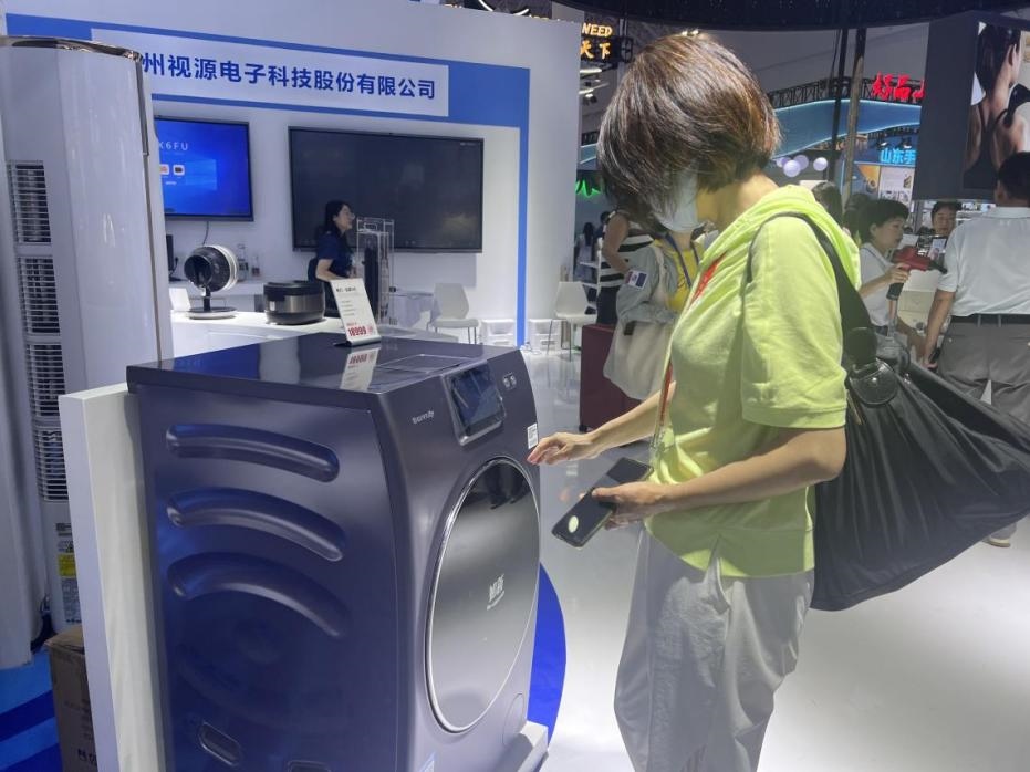 在廣東館展區(qū)內(nèi)，觀展者正在了解家用電器性能。人民網(wǎng)記者 楊迪攝
