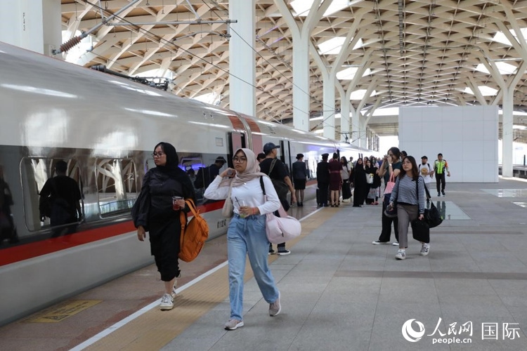 在雅萬高鐵雅加達哈利姆站站臺，乘客準備登上動車組列車。人民網(wǎng)記者 曹師韻攝