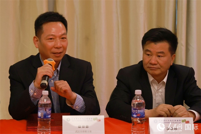 武漢市僑聯(lián)主席徐祥忠（左）在座談會(huì)上致辭。人民網(wǎng)記者 陳海琪攝