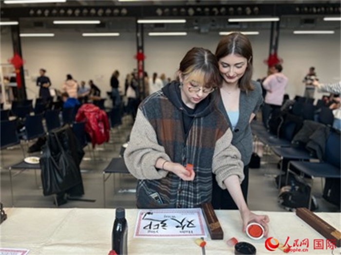 學生現(xiàn)場體驗中國書法。人民網(wǎng)記者 禹麗敏攝