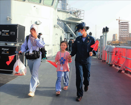海軍軍艦赴蘇丹緊急撤離我在蘇丹人員。圖為海軍官兵帶領(lǐng)同胞登艦（2023年4月26日攝）。丁家興攝