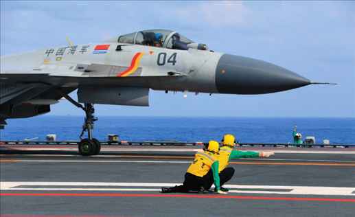 遼寧艦起飛助理作出放飛手勢，殲-15艦載戰(zhàn)斗機(jī)起飛（2020年4月攝）。張凱攝