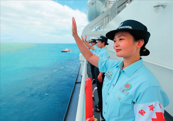 中國海軍“和平方舟”號醫(yī)院船結(jié)束訪問湯加時(shí)，任務(wù)官兵中的文職人員向歡送人群揮手告別（2023年8月4日攝）。徐巍攝/本刊