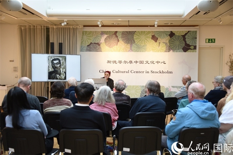 托斯頓·朱雷爾介紹其收藏的中國(guó)版畫作品。人民網(wǎng)記者殷淼攝