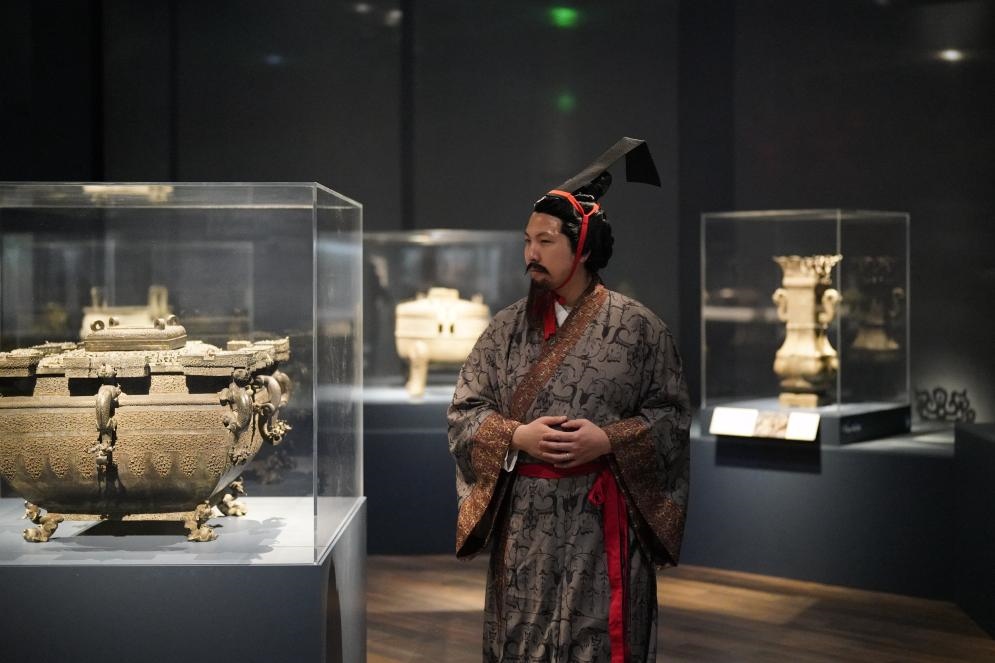 4月19日，一名觀眾身著漢服在美國(guó)舊金山亞洲藝術(shù)博物館舉辦的“鳳凰故國(guó)——青銅時(shí)代曾楚藝術(shù)展”上參觀。新華社記者吳曉凌攝