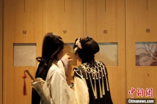 身著漢服的年輕人在中國絲綢博物館里看展。毛瑜 攝