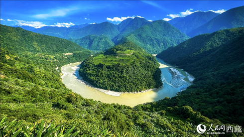 風(fēng)景秀麗、植被繁茂的西藏林芝市墨脫縣果果塘大拐彎。人民網(wǎng)記者 次仁羅布攝