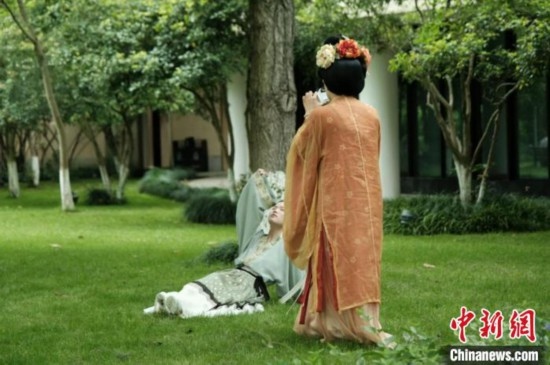 漢服愛好者在中國絲綢博物館里拍攝照片。毛瑜 攝