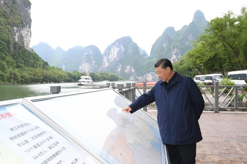△2021年4月25日，習(xí)近平總書記在廣西桂林市陽朔縣漓江楊堤碼頭，了解漓江流域綜合治理、生態(tài)保護(hù)等情況。