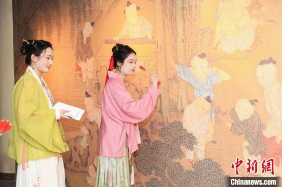 身穿漢服的年輕人參與體驗活動。中國絲綢博物館 供圖