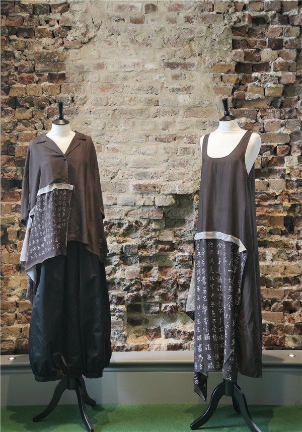 展覽展示的以中國文字為創(chuàng)作靈感的服裝《心經》。主辦方供圖