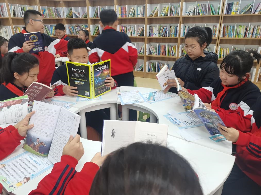 3月28日，遼寧省沈陽市鐵西區(qū)重工街第一小學(xué)的同學(xué)們在智慧圖書借閱室里專注閱讀。（沈陽市鐵西區(qū)委宣傳部供圖）