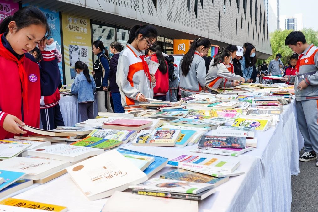 4月20日，山東省濟(jì)南市第十四屆“書香泉城”全民閱讀節(jié)在濟(jì)南市圖書館啟動，小學(xué)生在閱讀節(jié)上參與換書活動。新華社記者 朱崢 攝