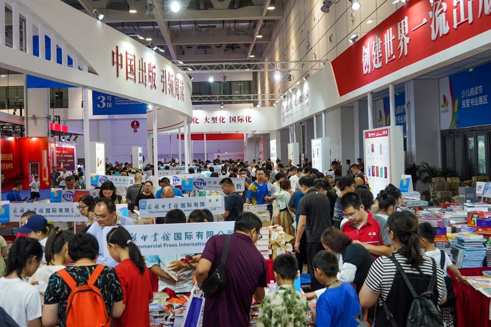 2023年7月31日，在第31屆全國圖書交易博覽會上，讀者在閱覽選購新書。新華社記者 朱崢 攝