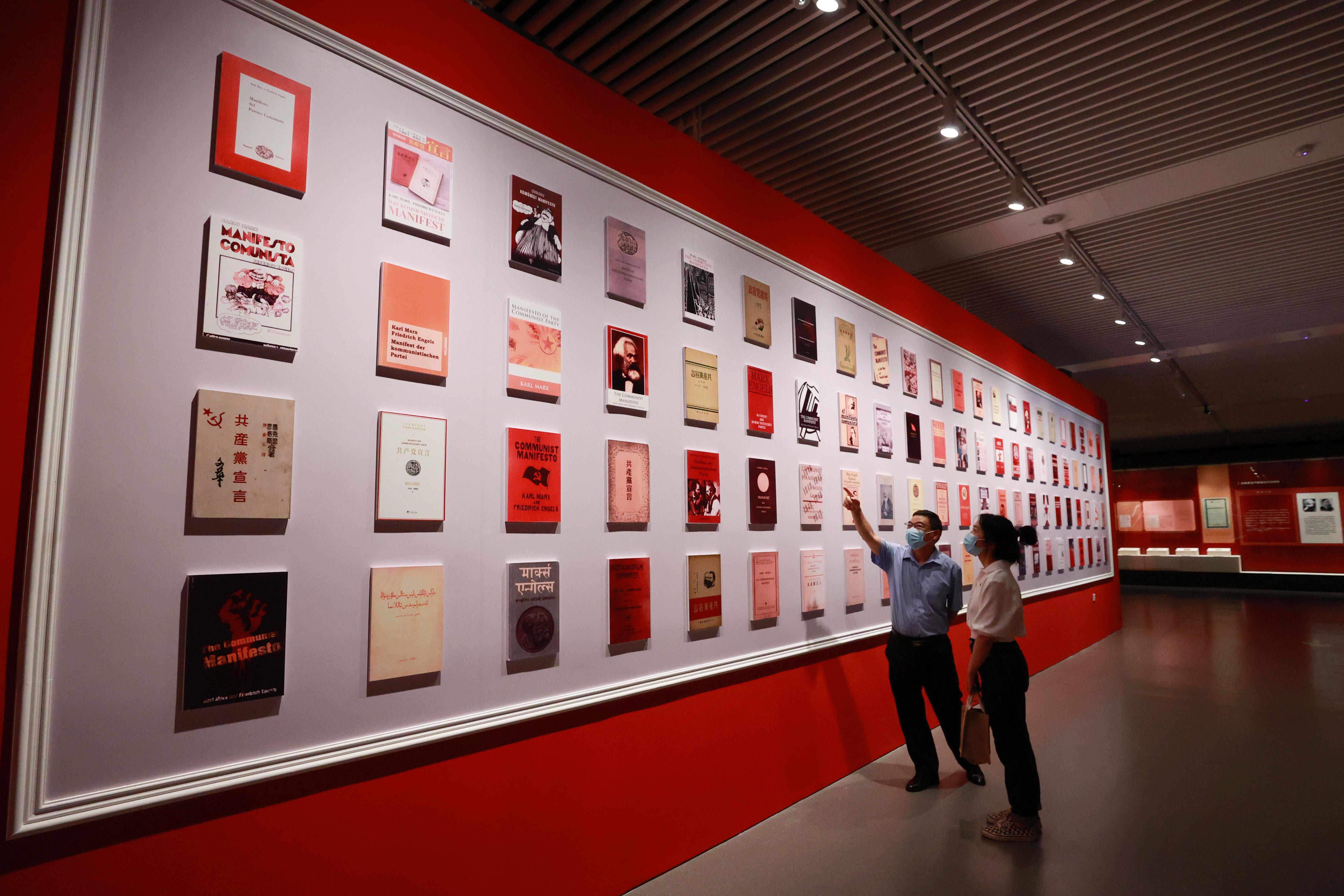 △2021年8月5日，觀眾在國(guó)家圖書館觀看不同版本的《共產(chǎn)黨宣言》。