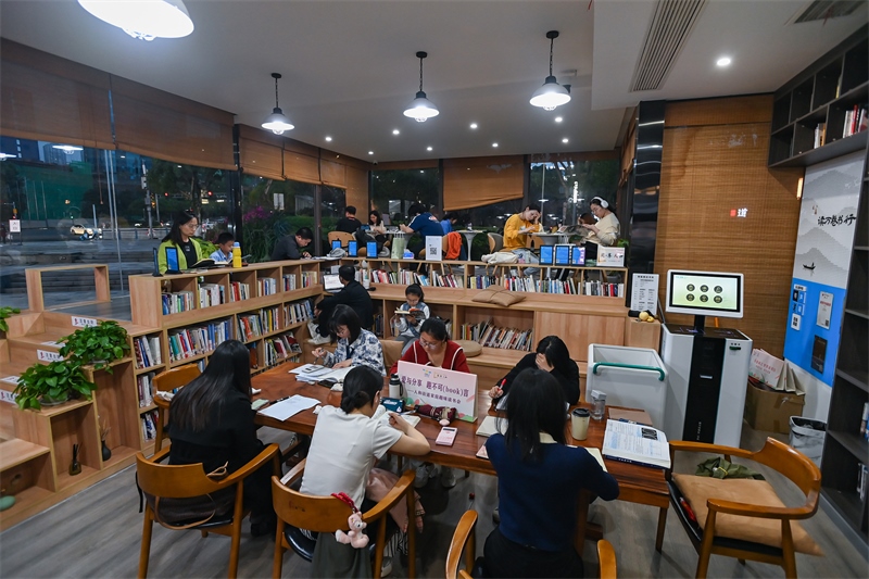 4月22日，讀者在重慶一家24小時(shí)城市智慧書房中閱讀。圖片來源：視覺中國(guó)