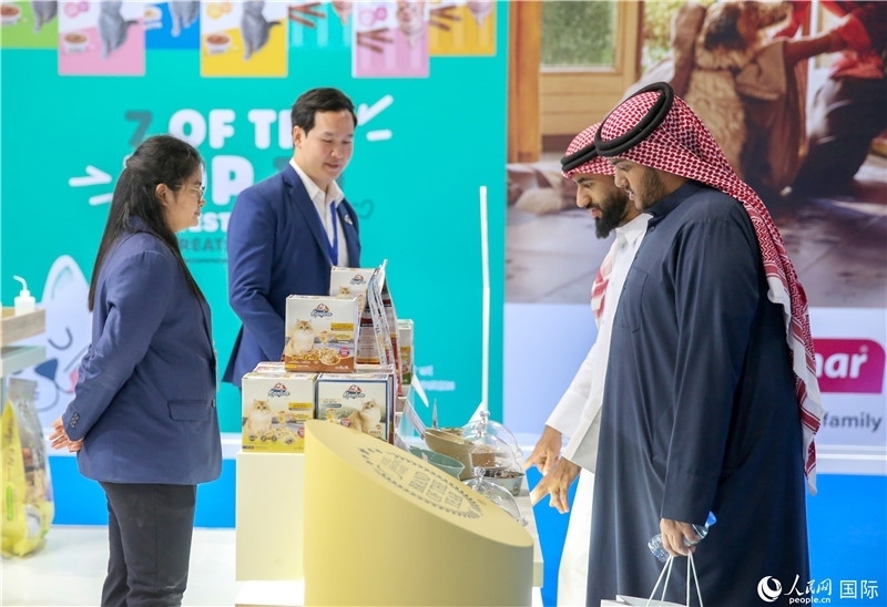 圖為當(dāng)?shù)乜蜕淘谥袊?guó)企業(yè)展位前參觀，塔里克·易卜拉欣攝 (2)