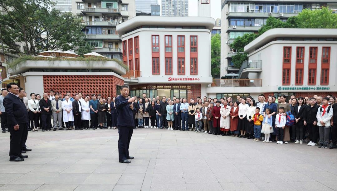 △2024年4月22日，習近平總書記來到重慶九龍坡區(qū)謝家灣街道民主村社區(qū)考察。