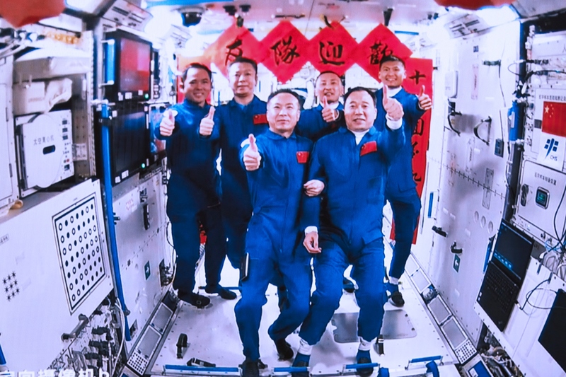 2023年5月30日，神舟十五號(hào)航天員乘組與神舟十六號(hào)航天員乘組拍下“全家福”的畫(huà)面。