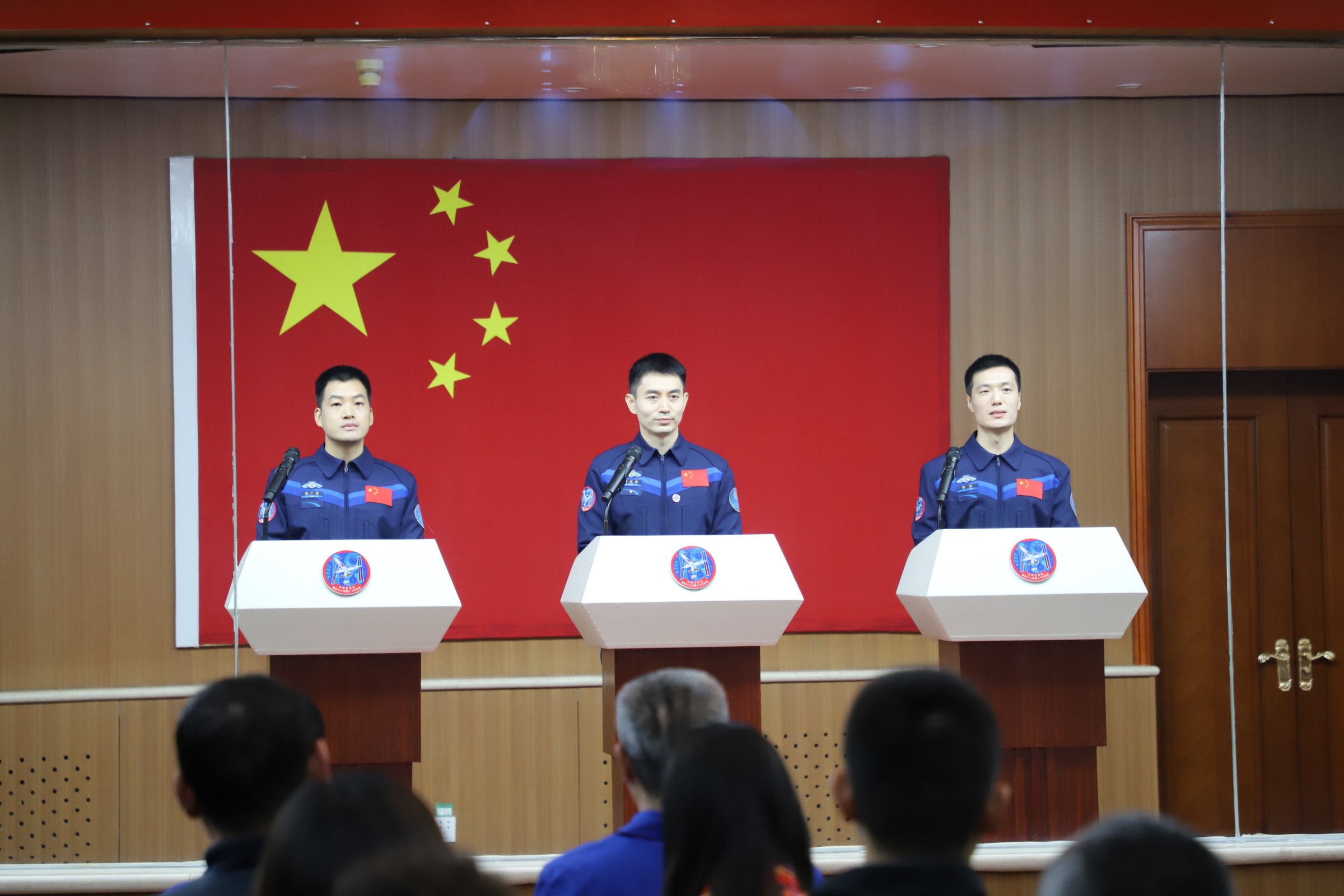 神舟十八號(hào)航天員與中外媒體記者集體見(jiàn)面。人民網(wǎng)記者 黃帆攝