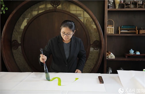 緬甸駐華大使館副館長(zhǎng)、公使銜參贊杜欣瑪泰參加《五百筆·瀾湄合作》集體藝術(shù)創(chuàng)作。人民網(wǎng)王婧攝
