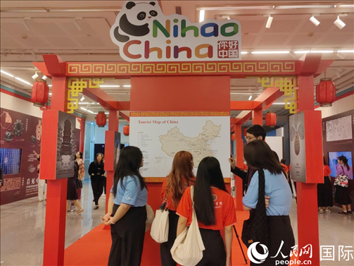 泰國學生在工作人員講解下觀展。人民網(wǎng)記者 楊一攝
