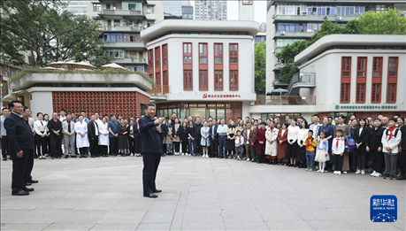 4月22日至24日，中共中央總書記、國家主席、中央軍委主席習(xí)近平在重慶考察。這是22日下午，習(xí)近平在九龍坡區(qū)謝家灣街道民主村社區(qū)考察時(shí)，同社區(qū)居民親切交流。新華社記者 鞠鵬 攝