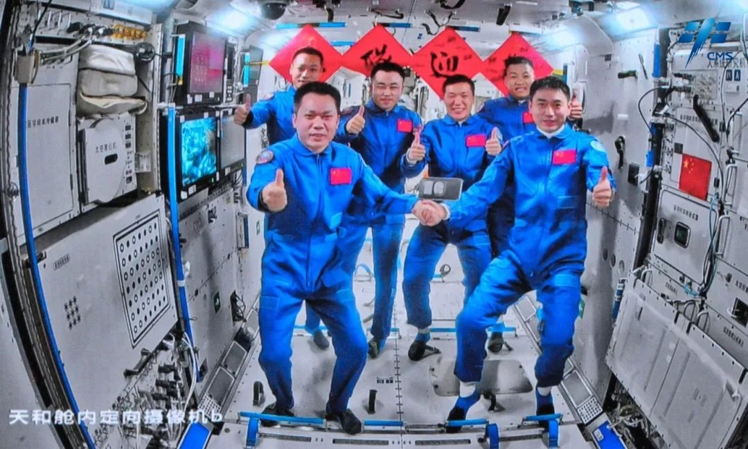 神舟十七號(hào)、神舟十八號(hào)兩個(gè)航天員乘組“太空會(huì)師”。來(lái)源：中國(guó)載人航天工程