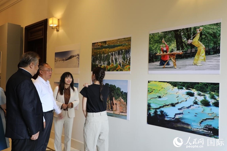 四川省文化和旅游廳副廳長王成平、墨西哥松林文化中心展覽部主任盧西亞·恩里克斯·岡薩雷斯·薩拉維亞、墨西哥中國文化中心主任石岳文參觀圖片展。拍攝者為墨西哥分社外籍雇員埃內(nèi)斯托·多明戈斯