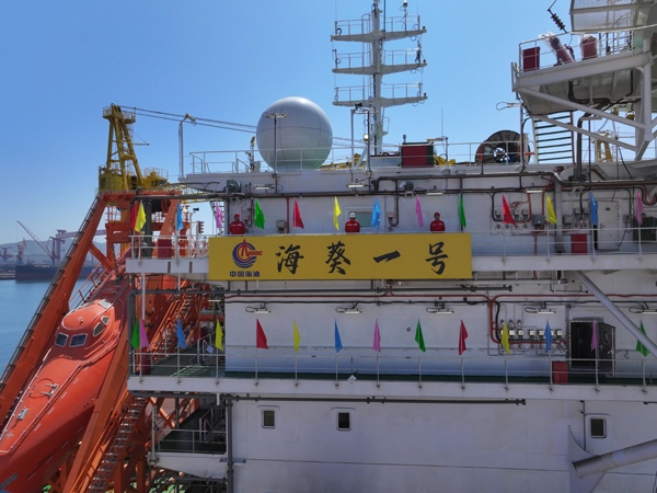 亞洲首艘圓筒型FPSO“?？惶枴苯ㄔ焱旯?。韓慶攝