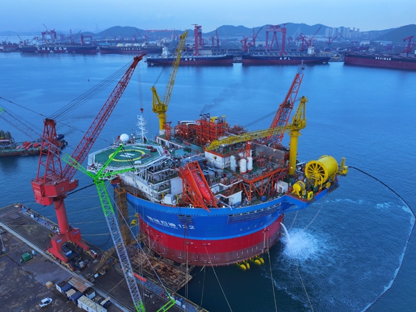 亞洲首艘圓筒型FPSO“?？惶枴苯ㄔ焱旯?。韓慶攝