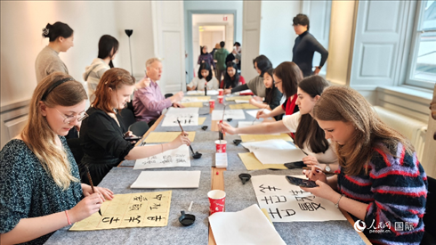 瑞典書(shū)法愛(ài)好者專心學(xué)習(xí)書(shū)法。人民網(wǎng)記者 殷淼攝